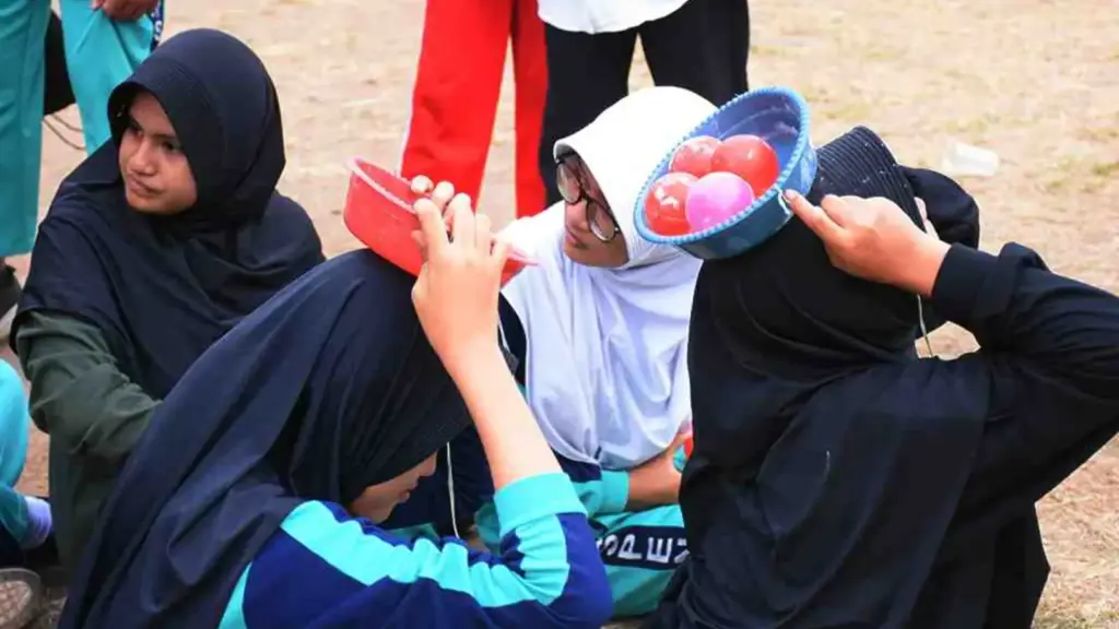 Lomba Estafet Bola Kepala