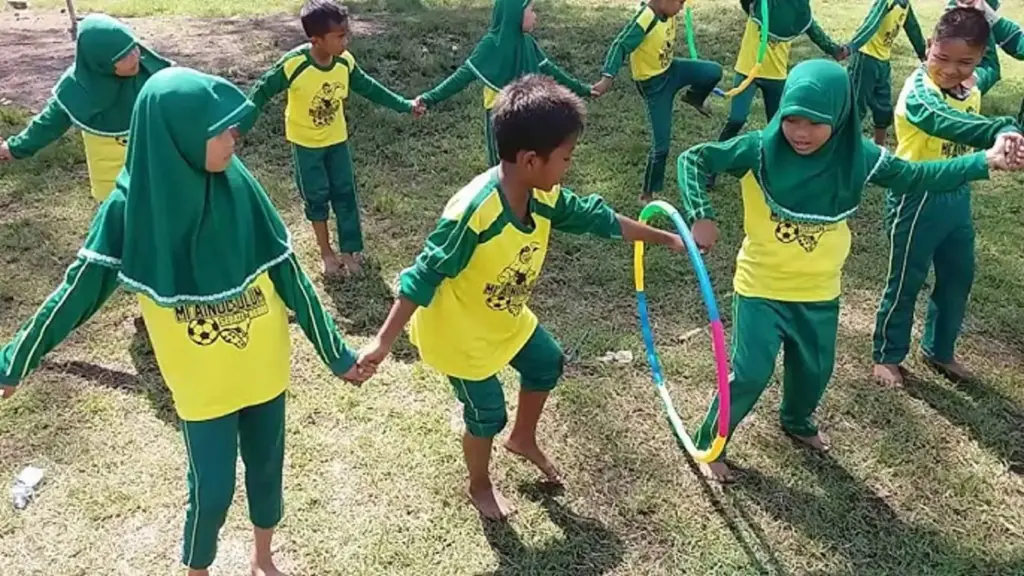 Lomba Estafet Hula Hoop